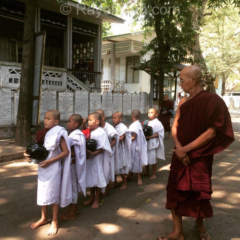 Jeunes novices au Monastère de Mahagandayon