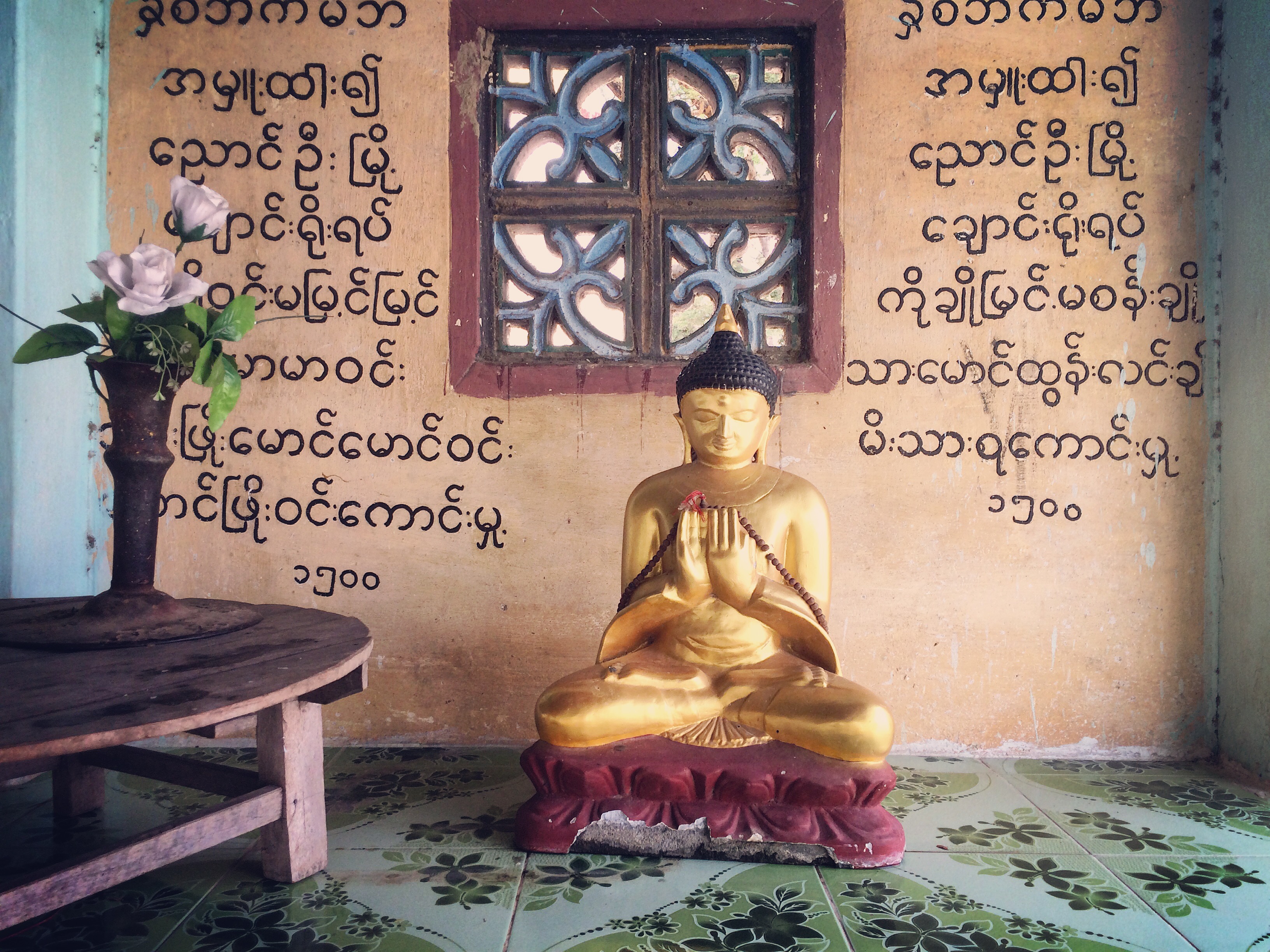 Dans un petit temple de Bagan, Myanmar