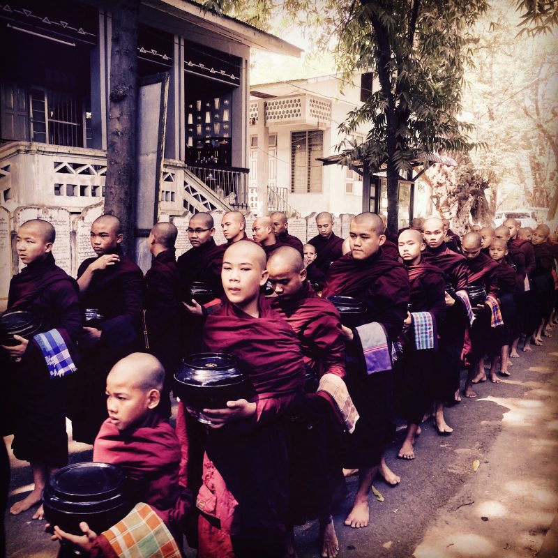 Jeunes moines bouddhistes dans un monastère près de Sagaing, Myanmar