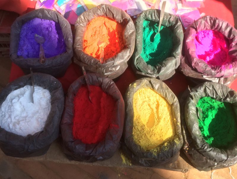 Poudres de tika de toutes les couleurs pendant le Tihar Festival, Bhaktapur