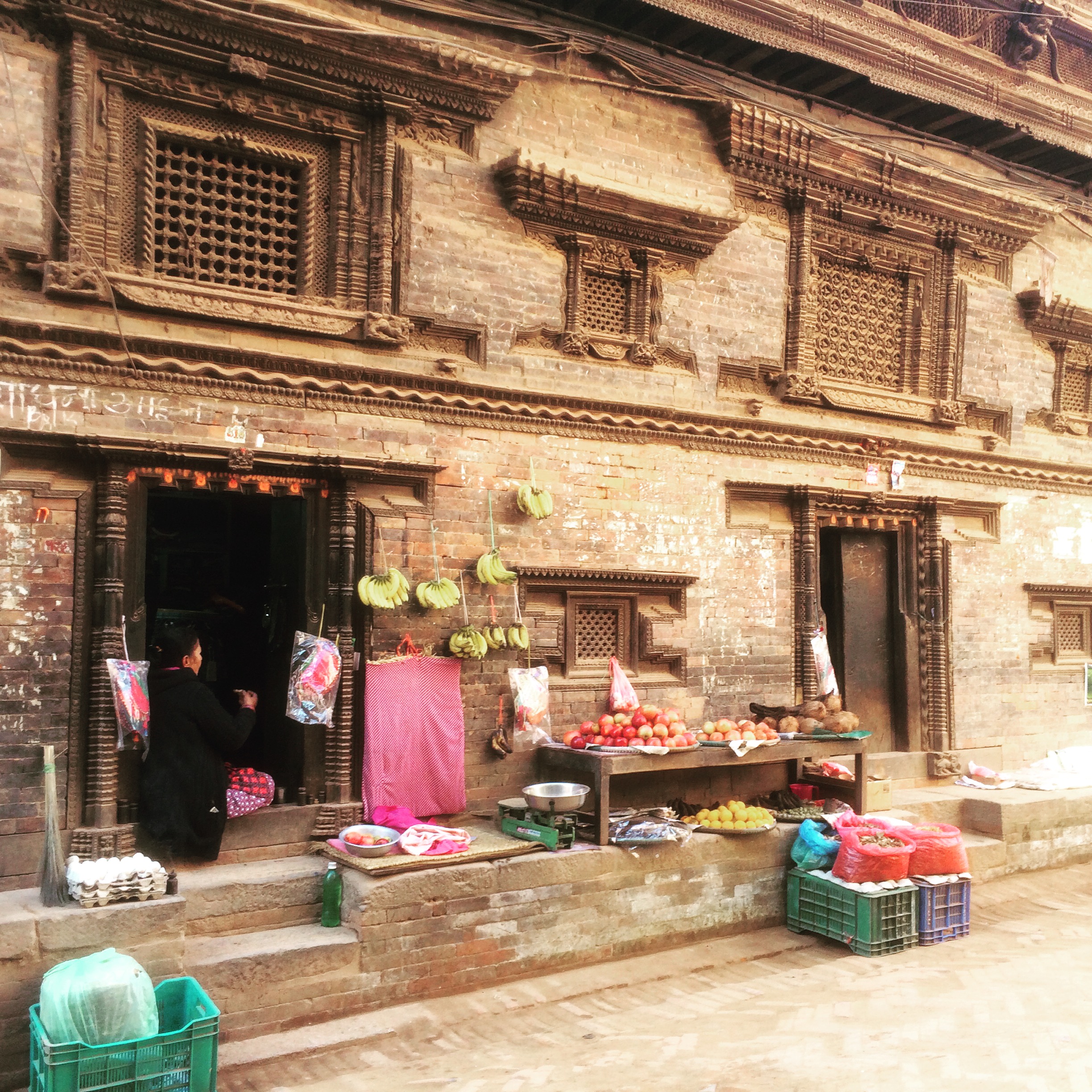 Dans une rue de Bhaktapur, regardez la boiserie des fenêtres.