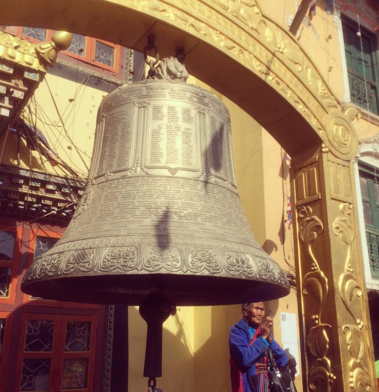Grande cloche sur la place du stupa, Boudhanath