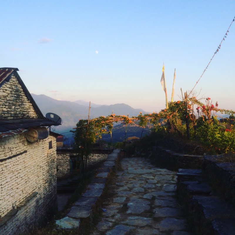 À contempler la pleine lune dans un village de l'Himalaya, Nepal