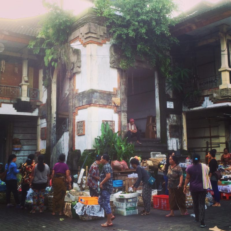 Marché du matin à Ubud bien achalandé