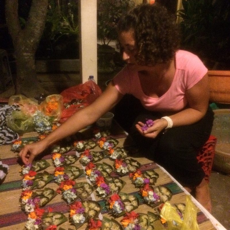 Nathalie en train de préparer des offrandes pour Galungan, Bali