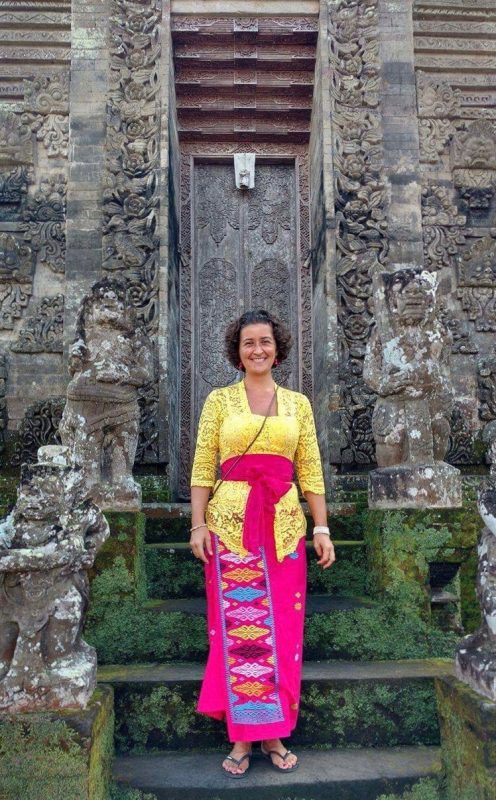 Nathalie dans un temple de Bali