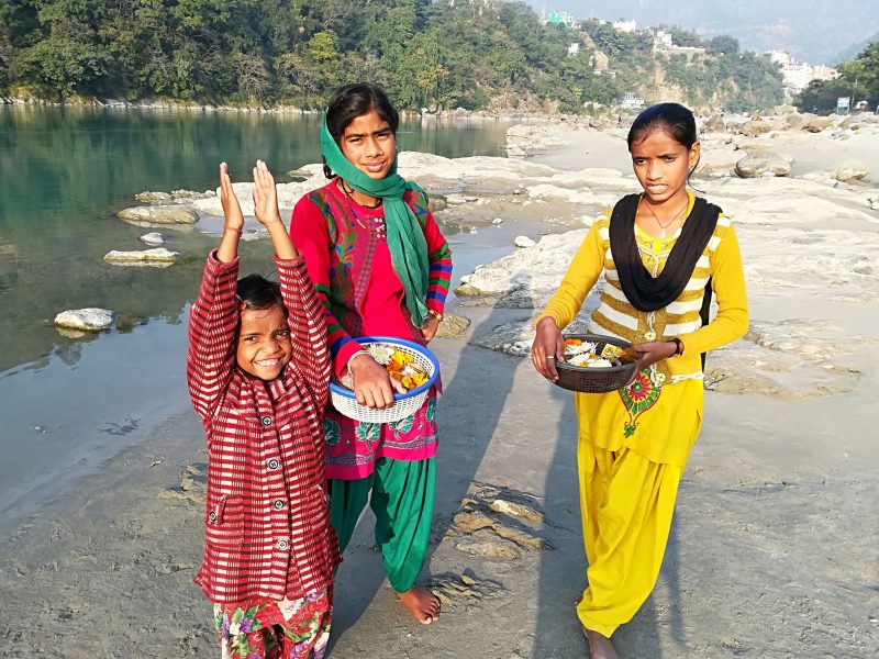 Jeunes filles vendant des offrandes au bord du Gange, Rishikesh, Inde
