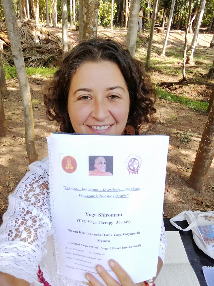 Au tout début de la formation de Yoga avec mon cahier de cours en main!