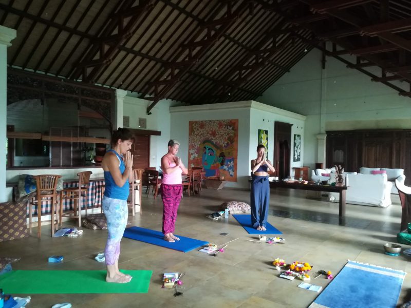 Hatha Yoga pendant la retraite culturelle de méditation Ray of Nath à Bali