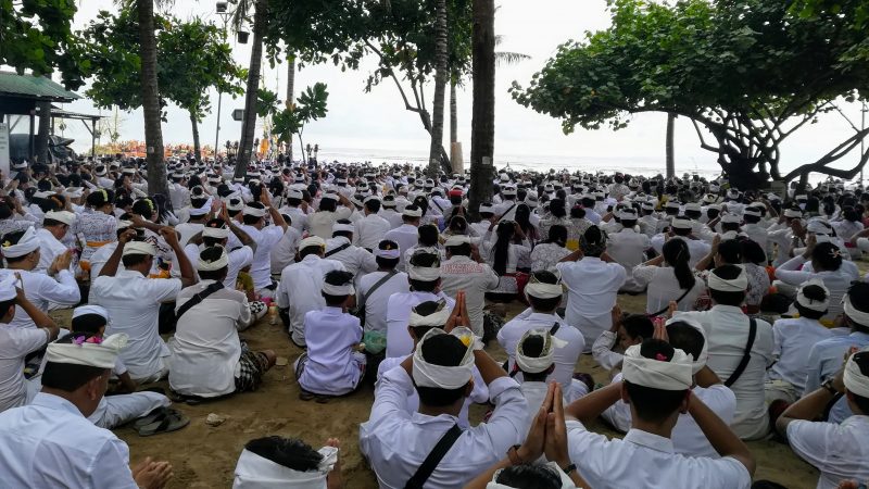 Prière pendant une cérémonie de Melasti, Sanur, Bali