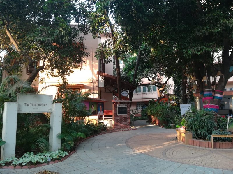 Paisible entrée de l'Institute of Yoga à Mumbai