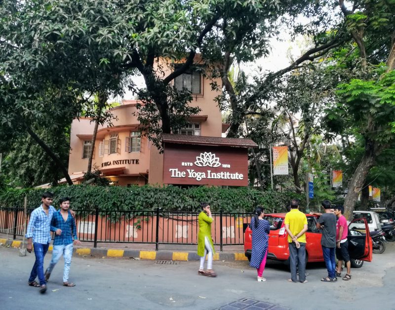 Vue extérieure du campus de L'Institute of Yoga à Mumbai