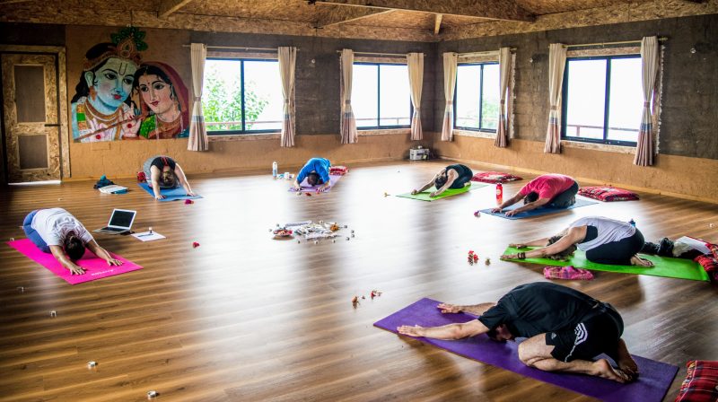 Séance d'asanas lors de la retraite spirituelle de méditation au Népal en 2018