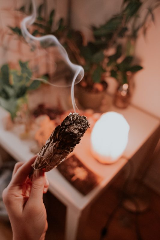 brûler de la sauge pour purifier son espace. Photo unsplash